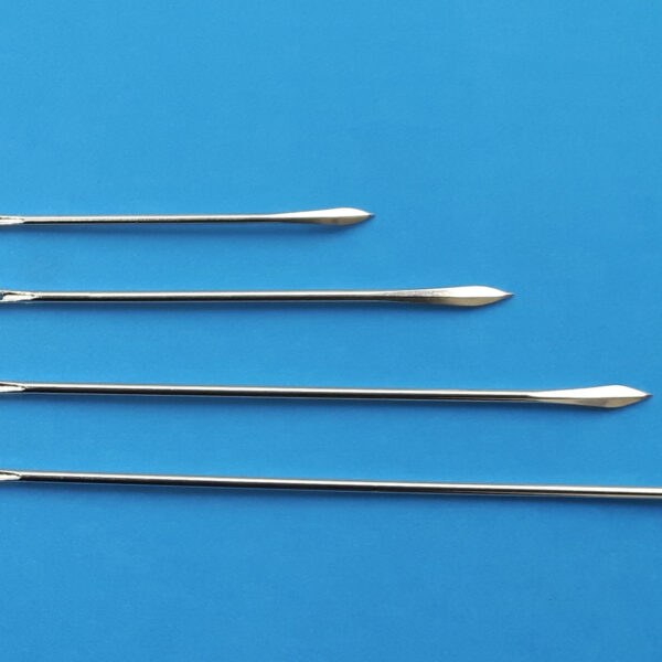 Curved sacking needle